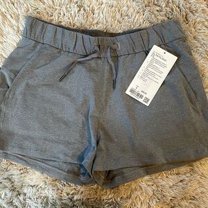 NWT Lululemon on the fly shorts 2.5 inch size 8